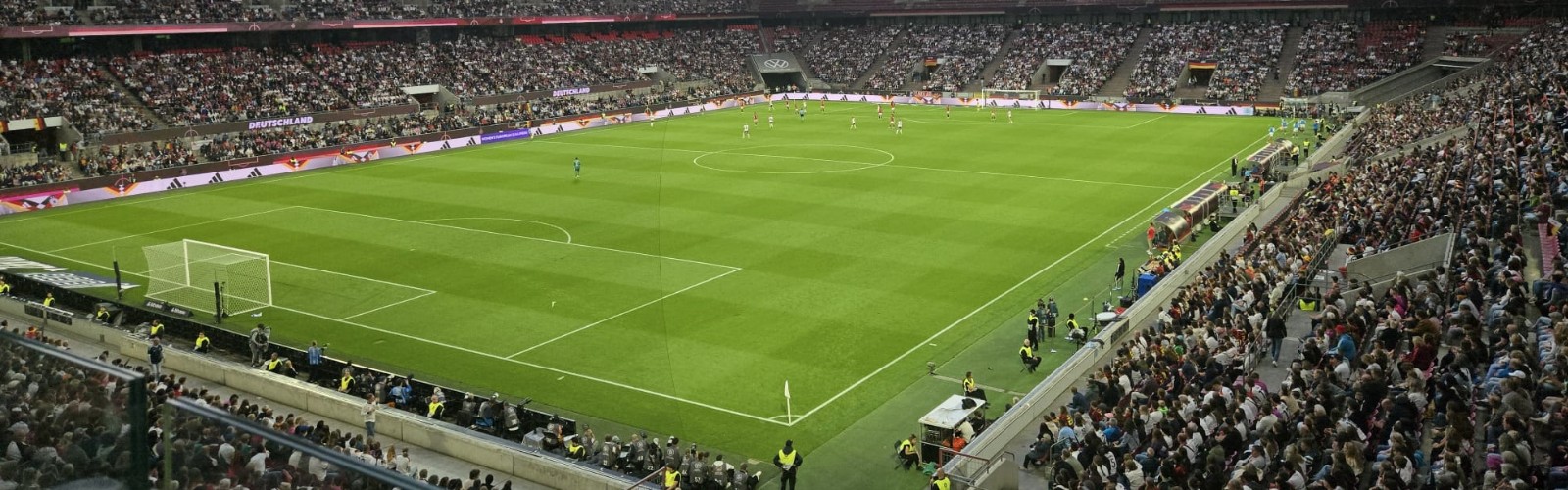 Frauenländerspiel und die Bahn, in Köln… Frauenländerspiel und die Bahn, in Köln…